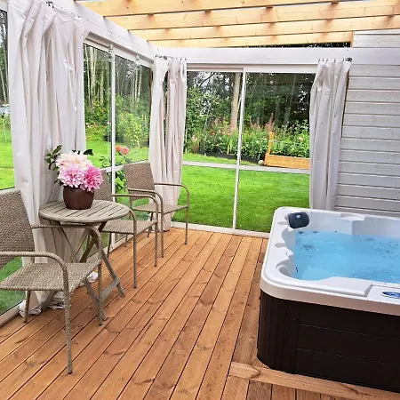 Myntloftet Borlaenge Med Inglasad Bubbelbad Exterior photo